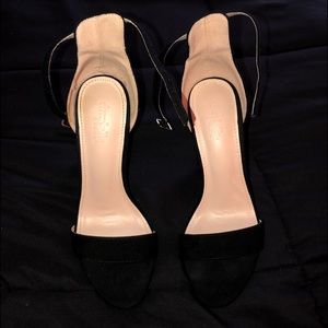 ✨black strappy heels✨